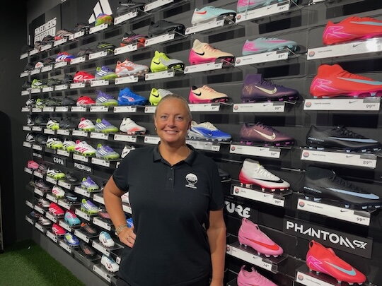 Eline Brandsen heeft een droombaan: “Samen met je man twee sportwinkels runnen als je van sport houdt, is natuurlijk geweldig”