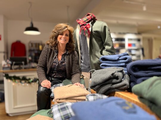 Hélène (55): ‘Ik ben een geboren gastvrouw, in de lucht als stewardess en nu ook op de winkelvloer’