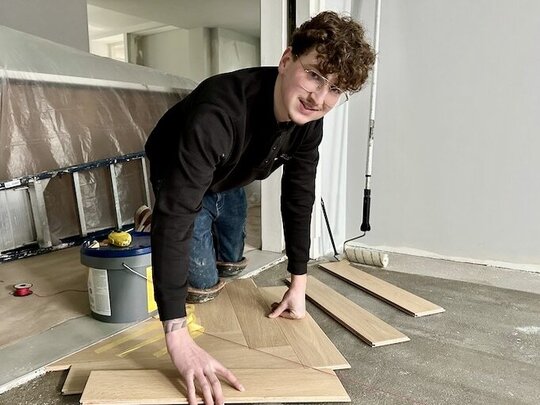 Een dag in het leven van… parketlegger Ruben (21): ‘Ik haal eer uit mijn werk!’