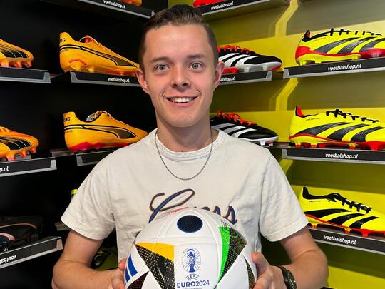 Justin is stagiaire bij Voetbalshop.nl: “Voor sommige klanten moet je wat meer moeite doen”