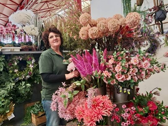 Karin (63): “Bij Tuincentrum de Oosteinde is zoveel vrijheid om te creëren, dat is echt geweldig.”
