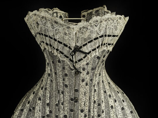 Van strak korset tot shapewear: de geschiedenis van het perfecte silhouet