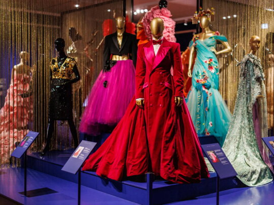 Mode is macht! – nieuwe expositie ‘Dresscodes’ in Paleis het Loo