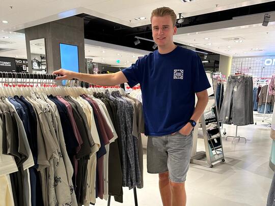 Ryan (25) werkt in ‘The Basement’: “Mijn charmes zijn hier best handig!”