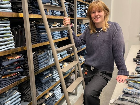 Sterre (21) houdt van de hectiek van De Rode Winkel: “Er liggen hier rond de 10.000 jeans!”